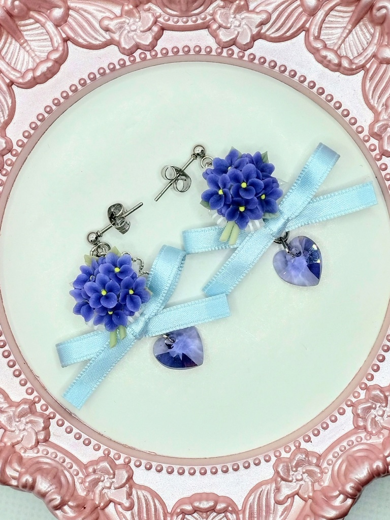 429 スミレのブーケリボンピアス