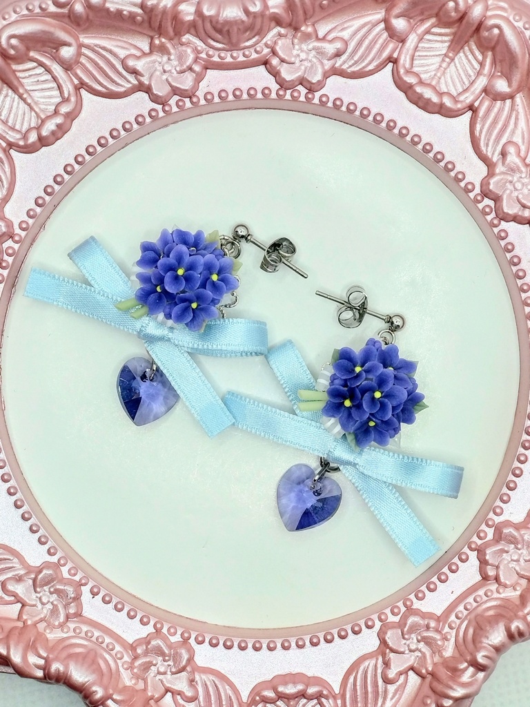 429 スミレのブーケリボンピアス