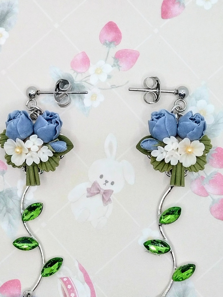 573 青いチューリップブーケのロングピアス