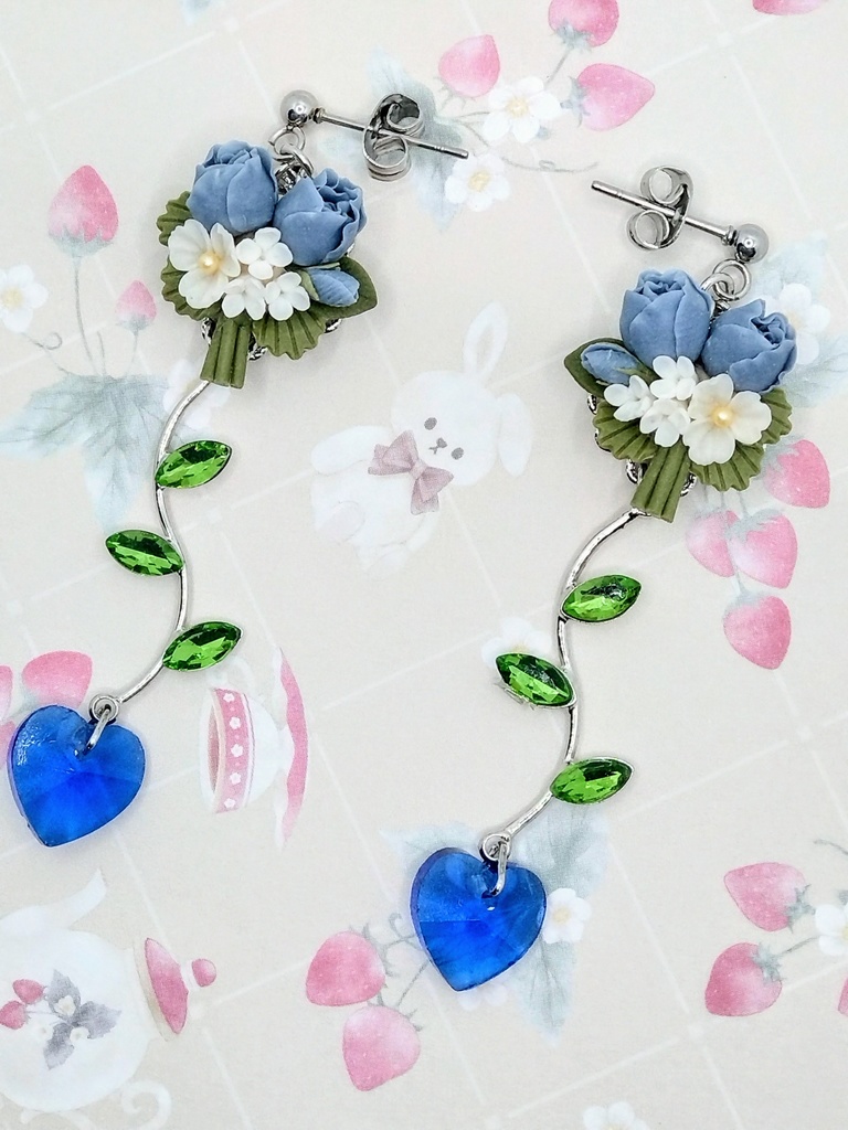 573 青いチューリップブーケのロングピアス