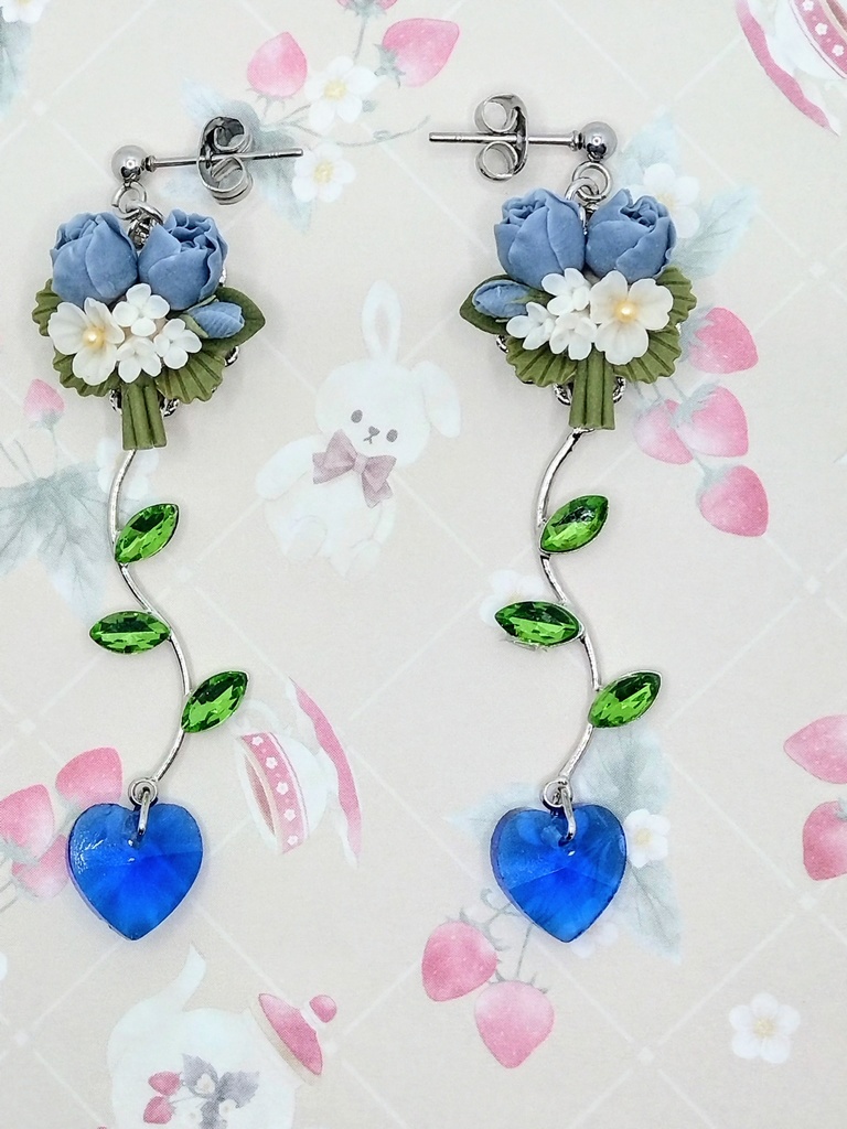 573 青いチューリップブーケのロングピアス
