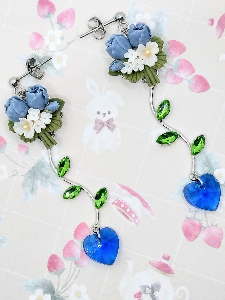 573 青いチューリップブーケのロングピアス