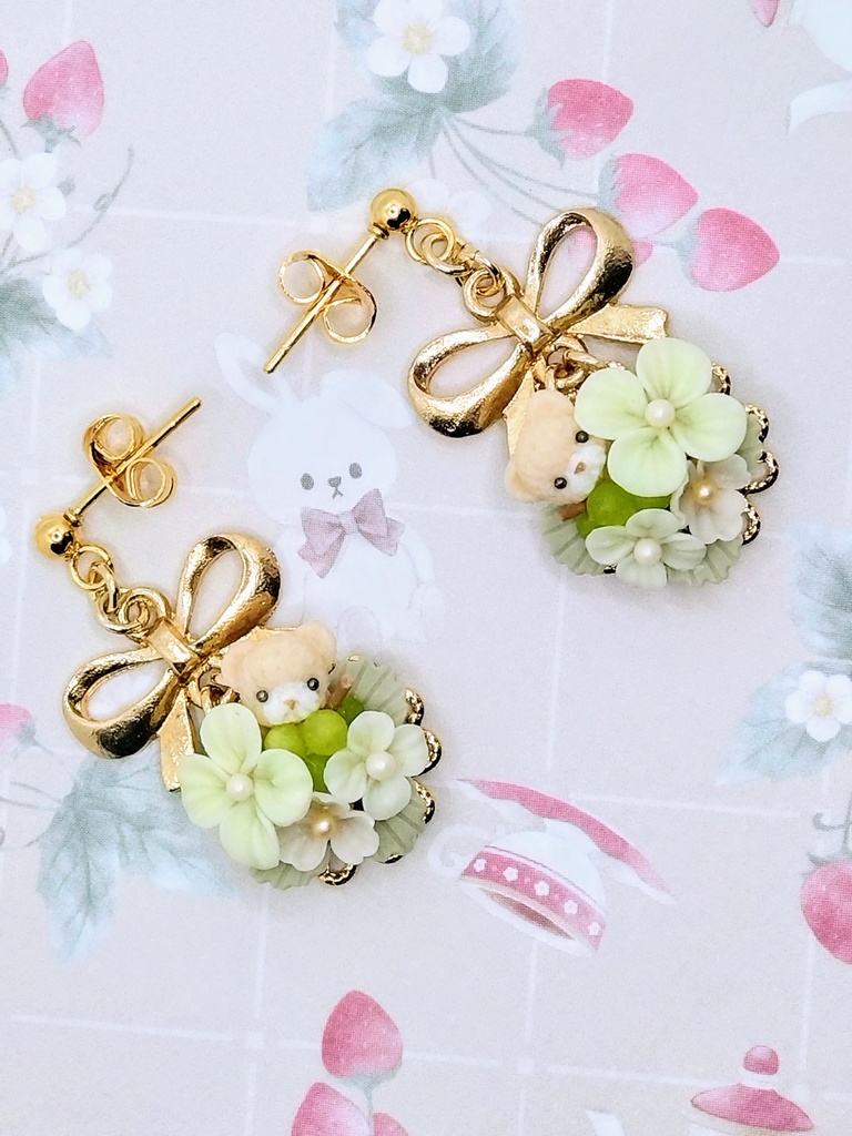 577 マスカットとちびくまちゃんブーケピアス