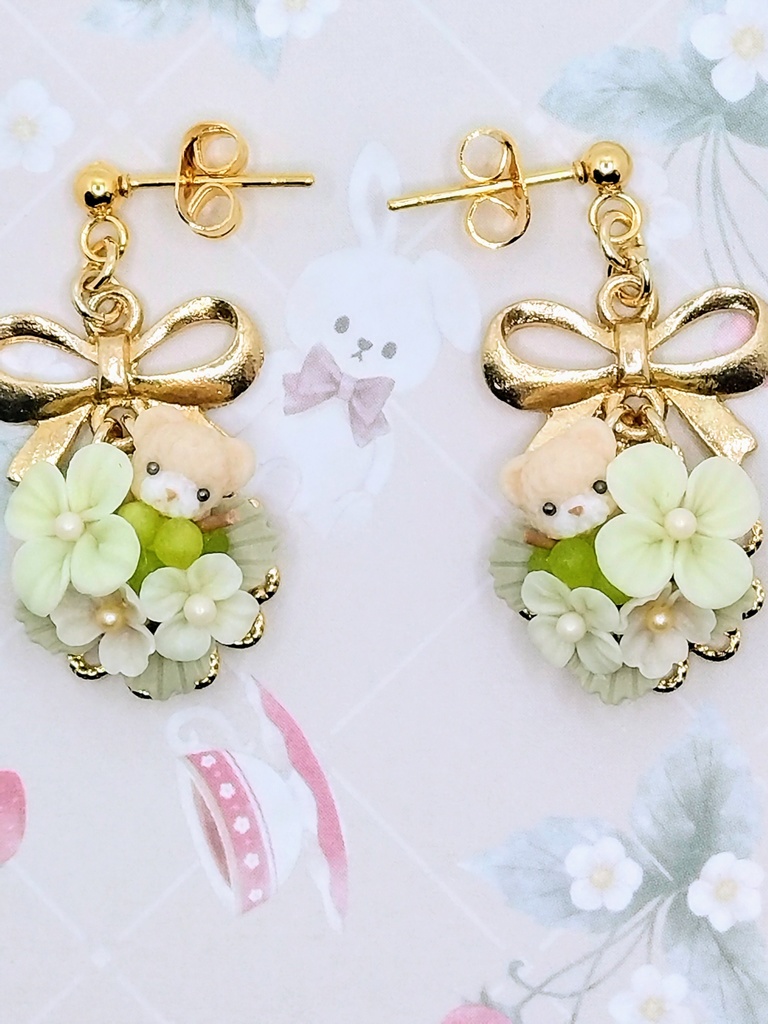 577 マスカットとちびくまちゃんブーケピアス