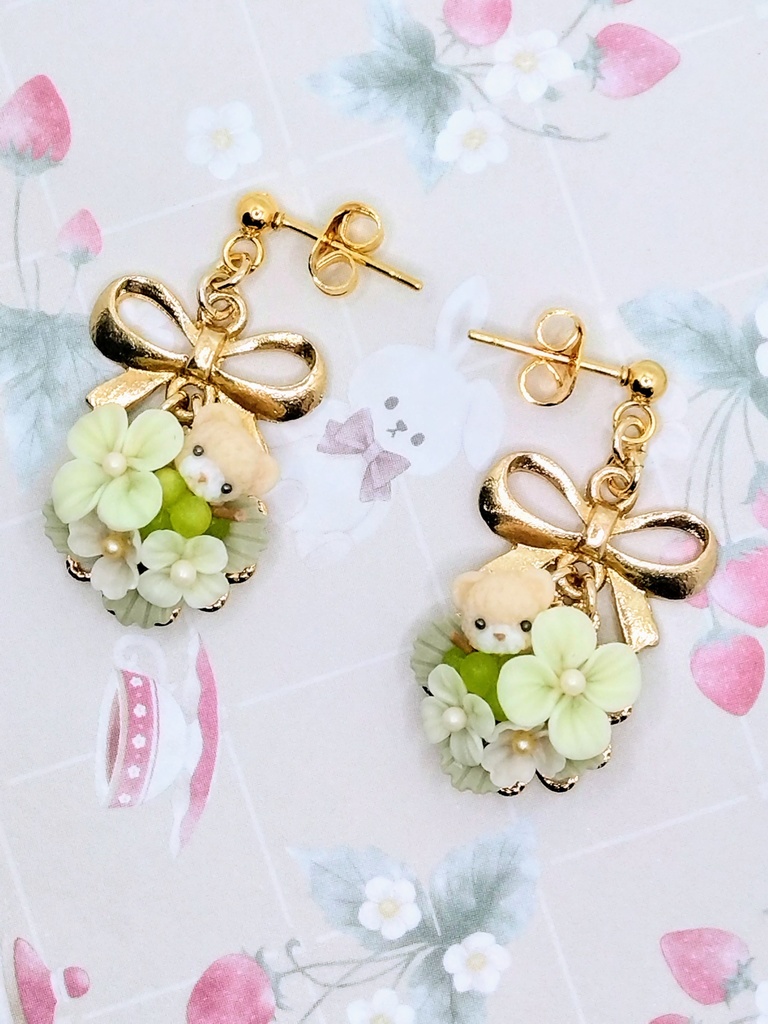 577 マスカットとちびくまちゃんブーケピアス