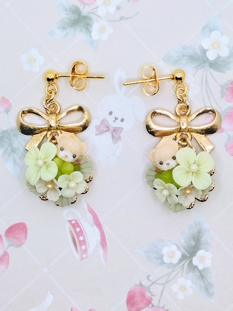 577 マスカットとちびくまちゃんブーケピアス