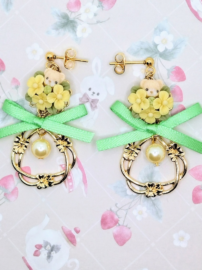 570 菜の花とちびくまちゃんブーケリボンピアス