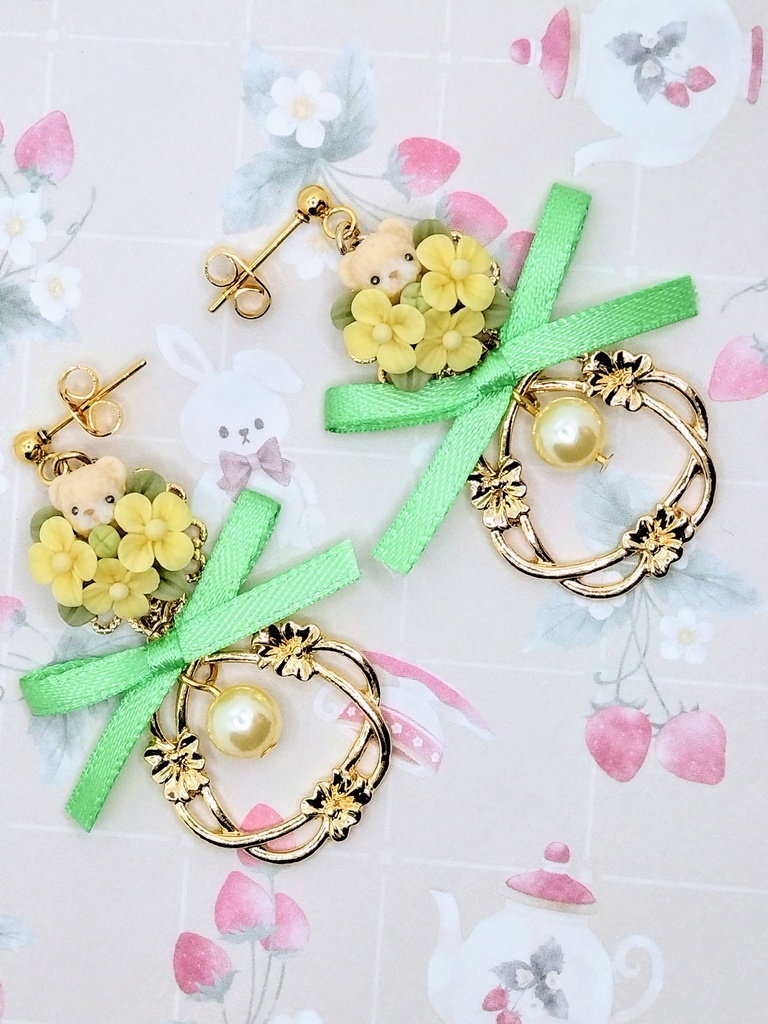 570 菜の花とちびくまちゃんブーケリボンピアス