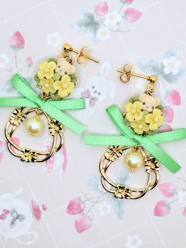 570 菜の花とちびくまちゃんブーケリボンピアス