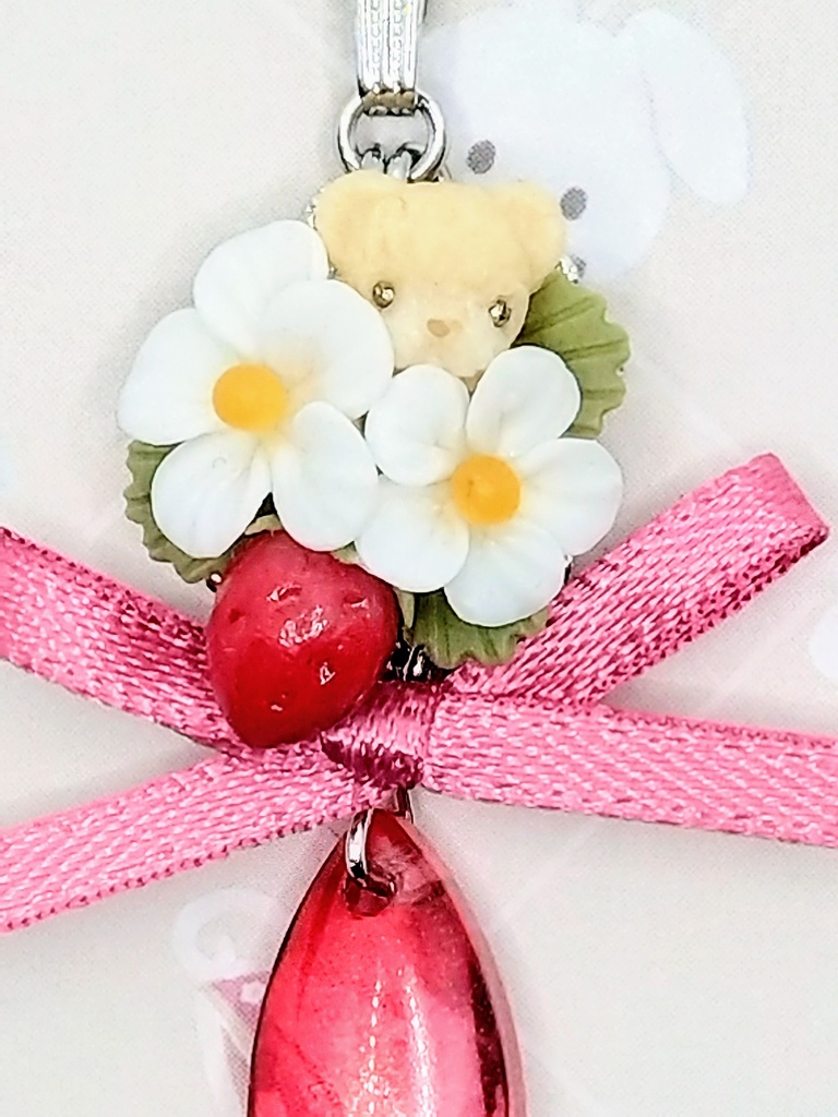 574 苺とちびくまちゃんブーケのリボンネックレス