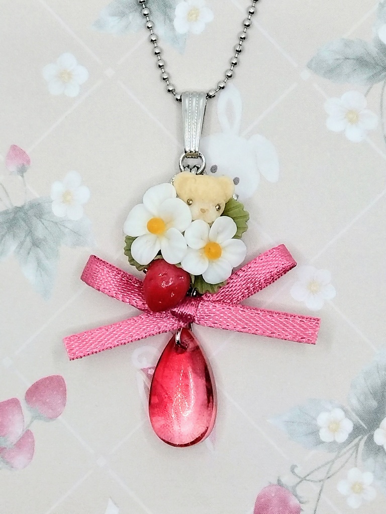 574 苺とちびくまちゃんブーケのリボンネックレス