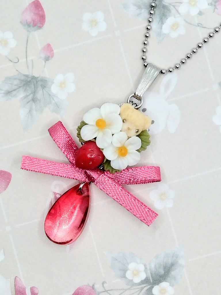 574 苺とちびくまちゃんブーケのリボンネックレス