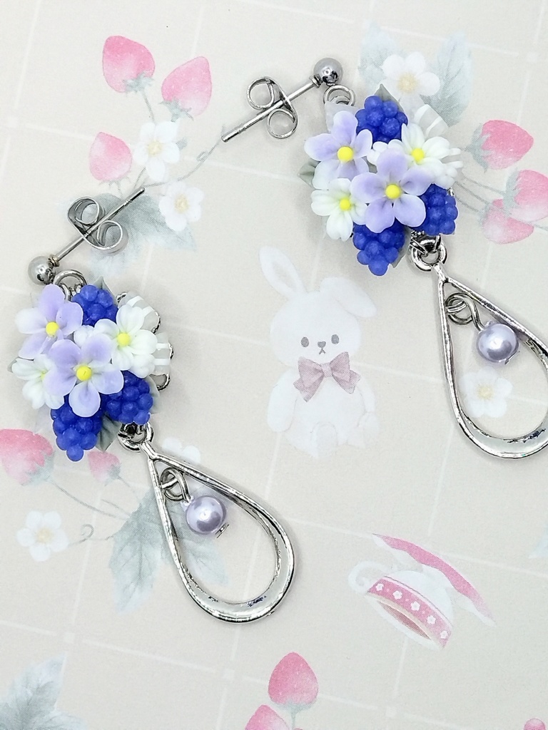 569 ぶどうのブーケピアス