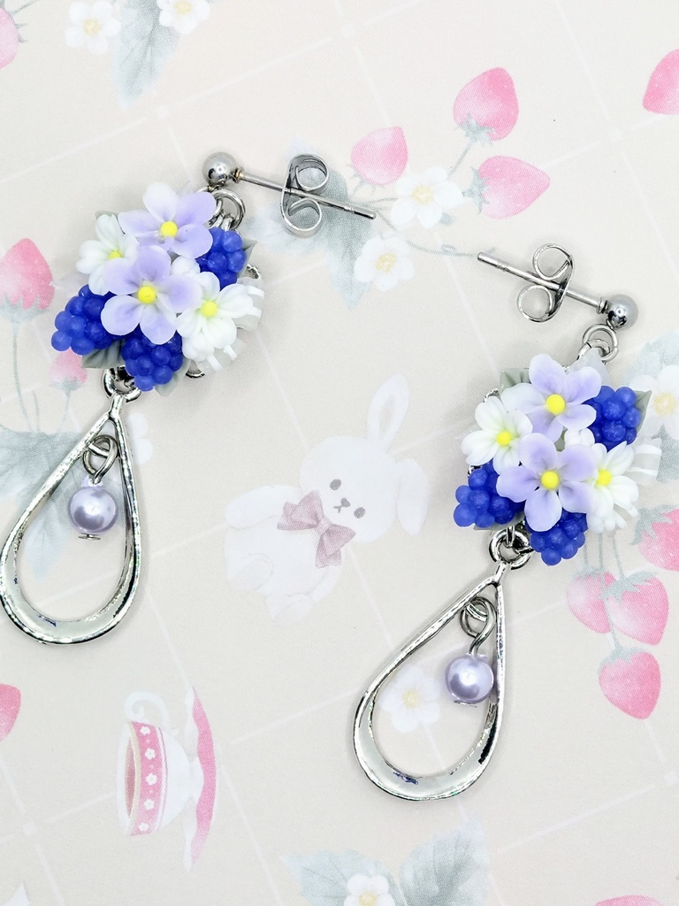 569 ぶどうのブーケピアス