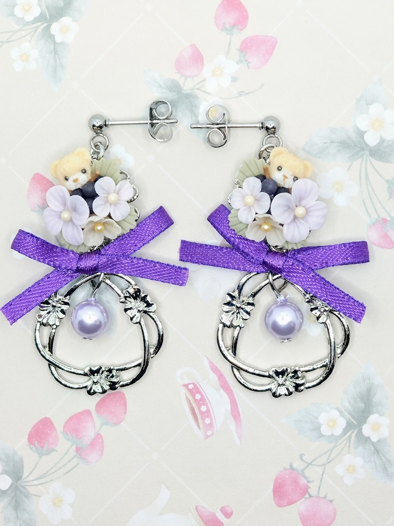 576 ぶどうとちびくまちゃんブーケリボンピアス