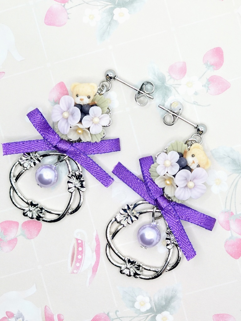 576 ぶどうとちびくまちゃんブーケリボンピアス