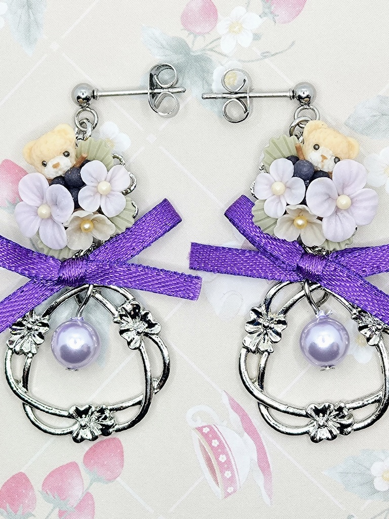576 ぶどうとちびくまちゃんブーケリボンピアス