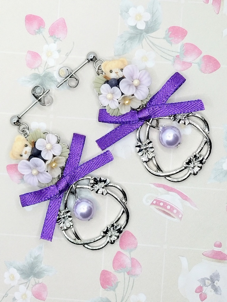 576 ぶどうとちびくまちゃんブーケリボンピアス