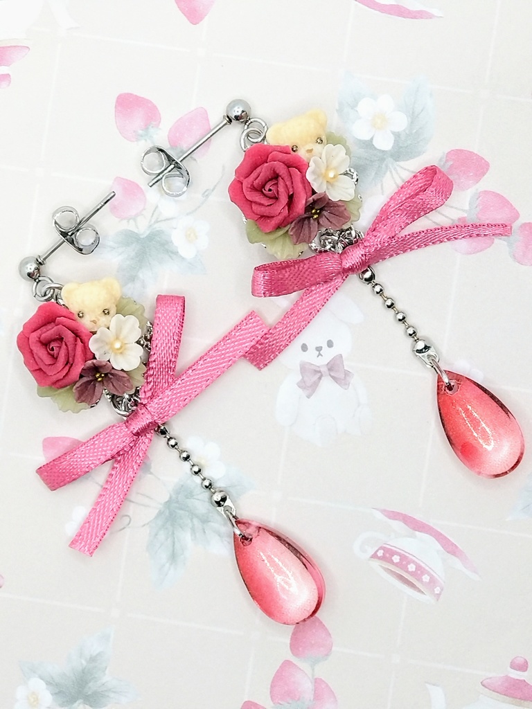 575 バラとちびくまちゃんブーケリボンピアス