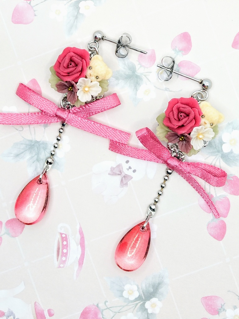 575 バラとちびくまちゃんブーケリボンピアス