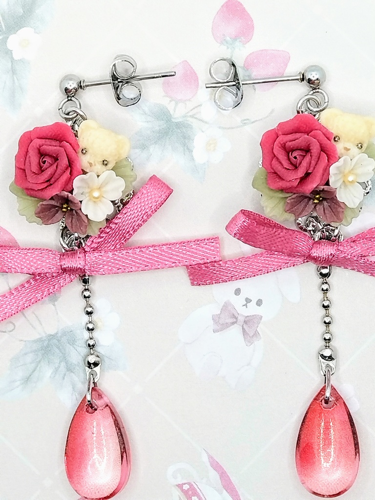 575 バラとちびくまちゃんブーケリボンピアス
