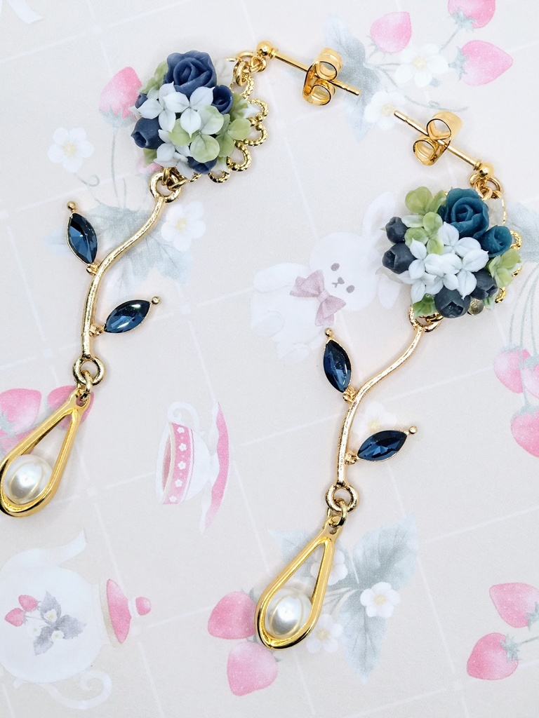 559 ブルーベリーのブーケピアス