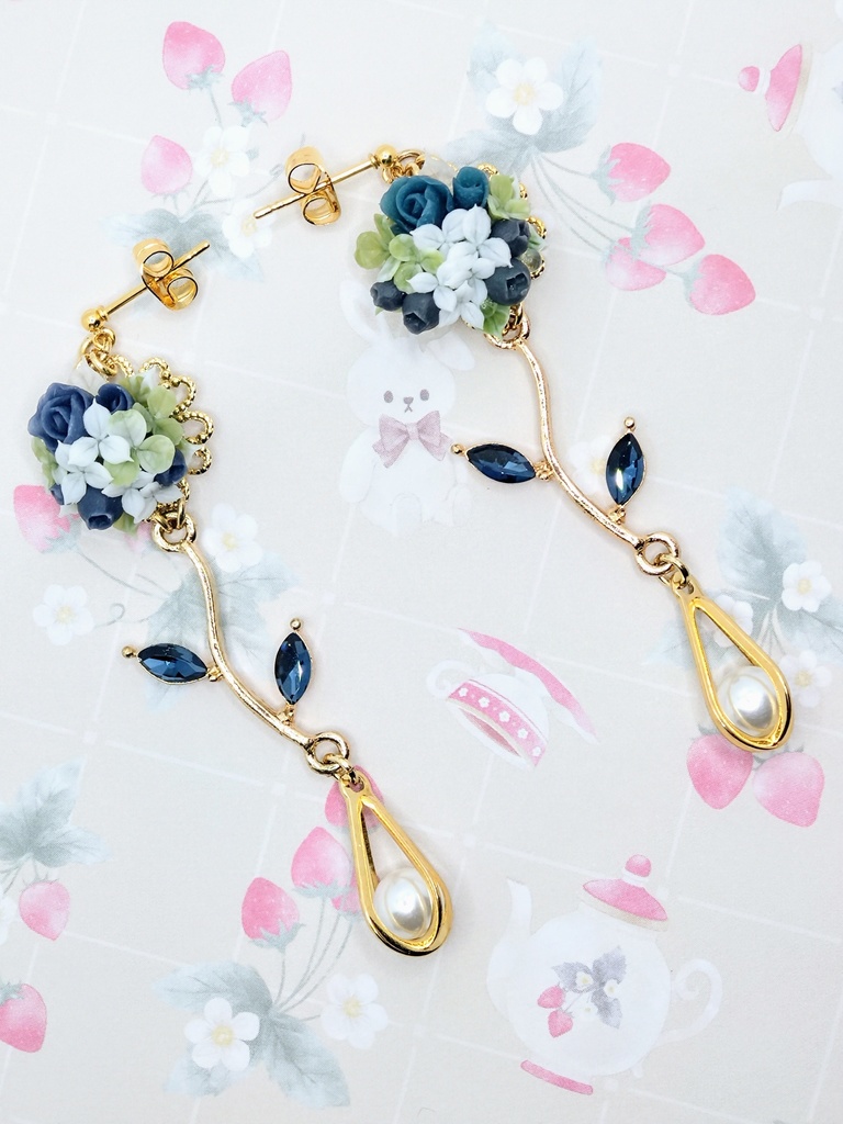 559 ブルーベリーのブーケピアス