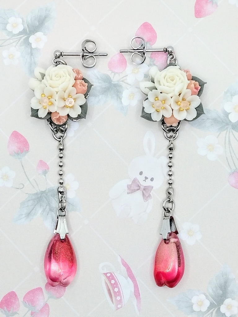 557 桜と赤い実のブーケピアス