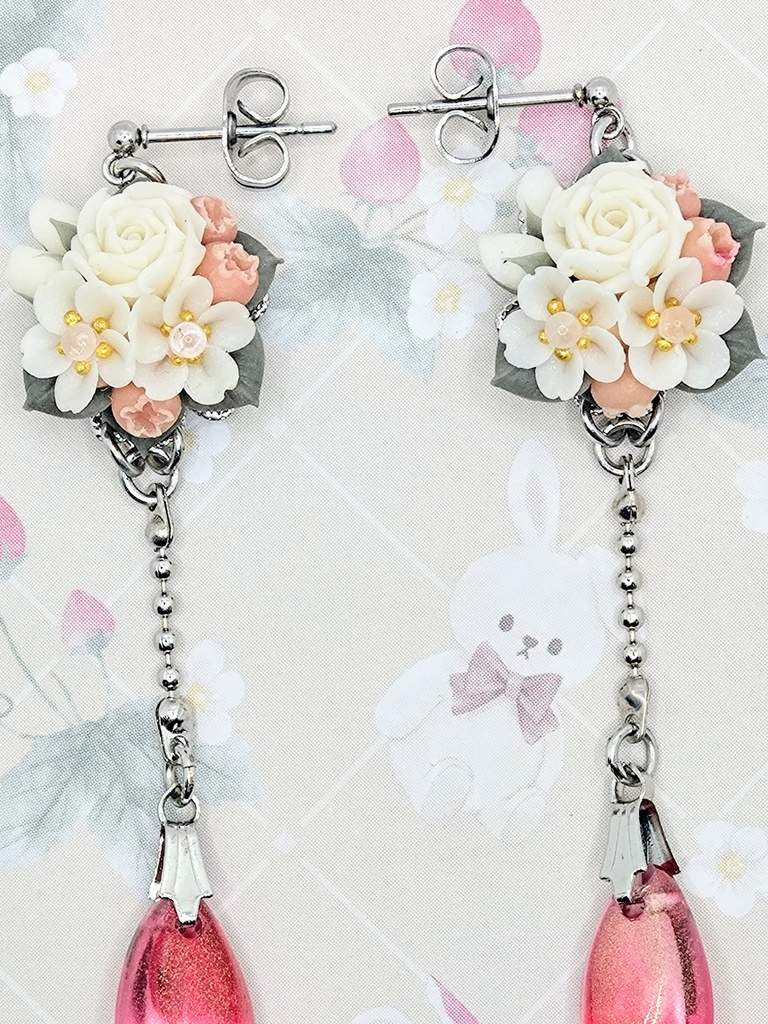 557 桜と赤い実のブーケピアス