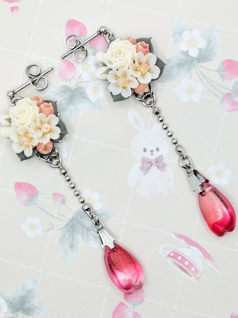 557 桜と赤い実のブーケピアス