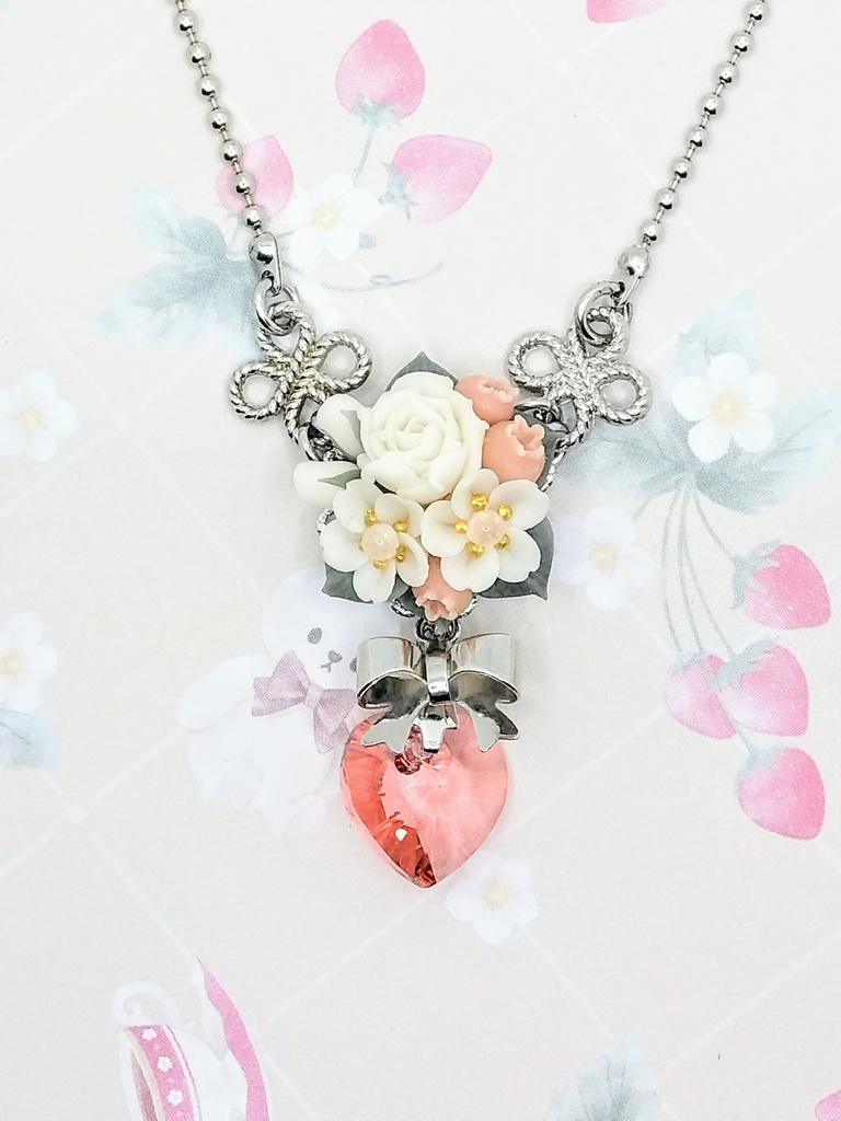 556 桜と赤い実のブーケネックレス