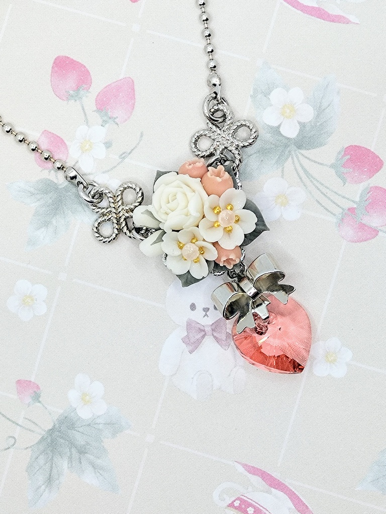 556 桜と赤い実のブーケネックレス