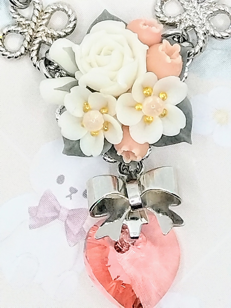 556 桜と赤い実のブーケネックレス