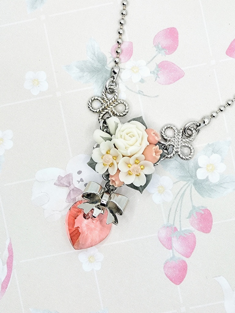 556 桜と赤い実のブーケネックレス