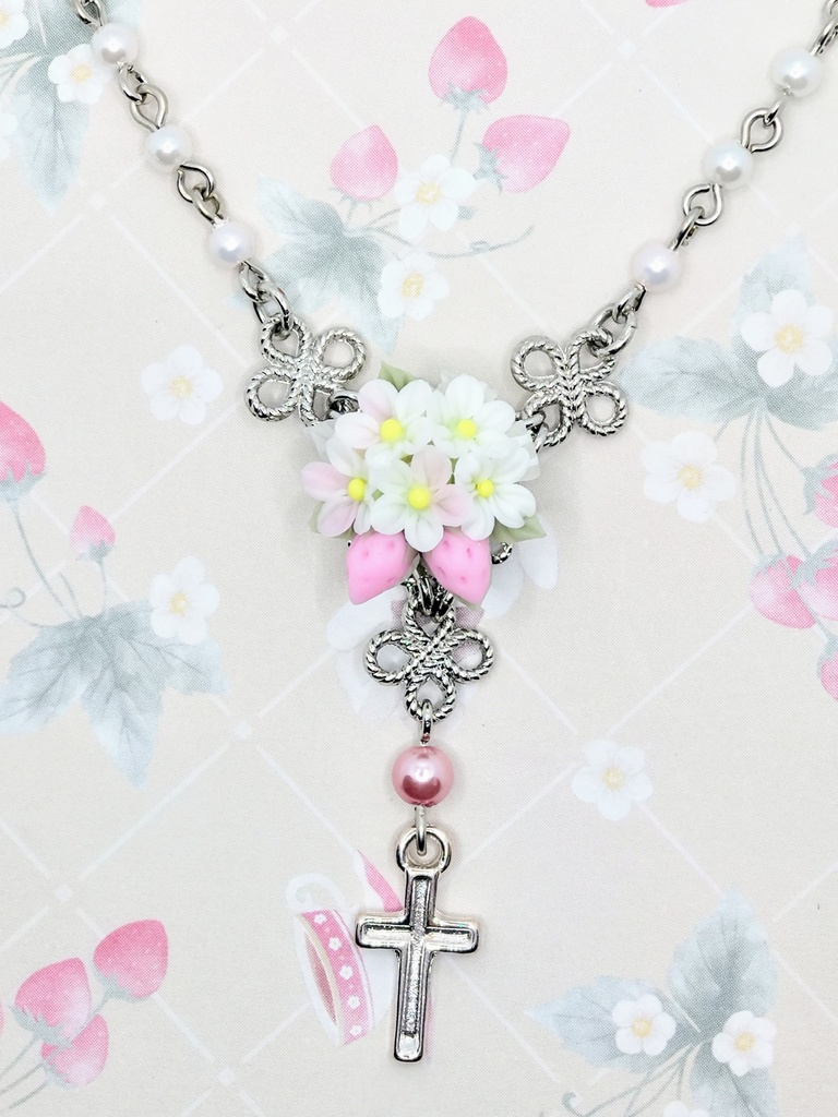 552 いちごミルク色の苺ブーケミニロザリオネックレス