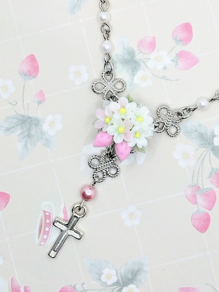 552 いちごミルク色の苺ブーケミニロザリオネックレス