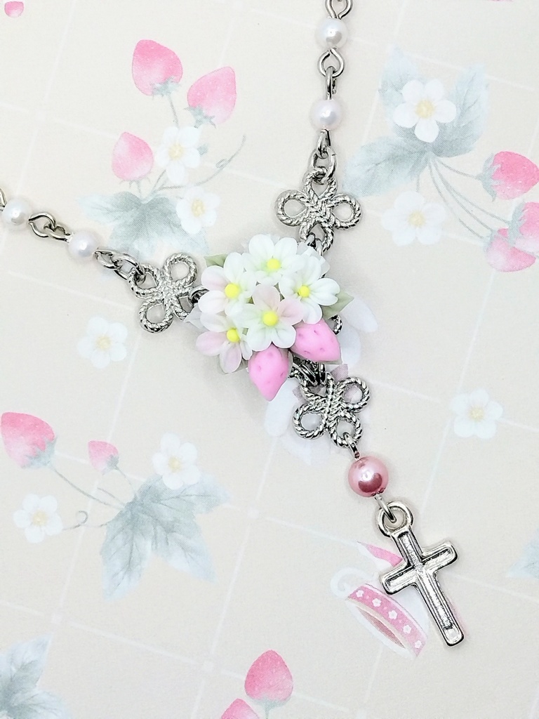 552 いちごミルク色の苺ブーケミニロザリオネックレス