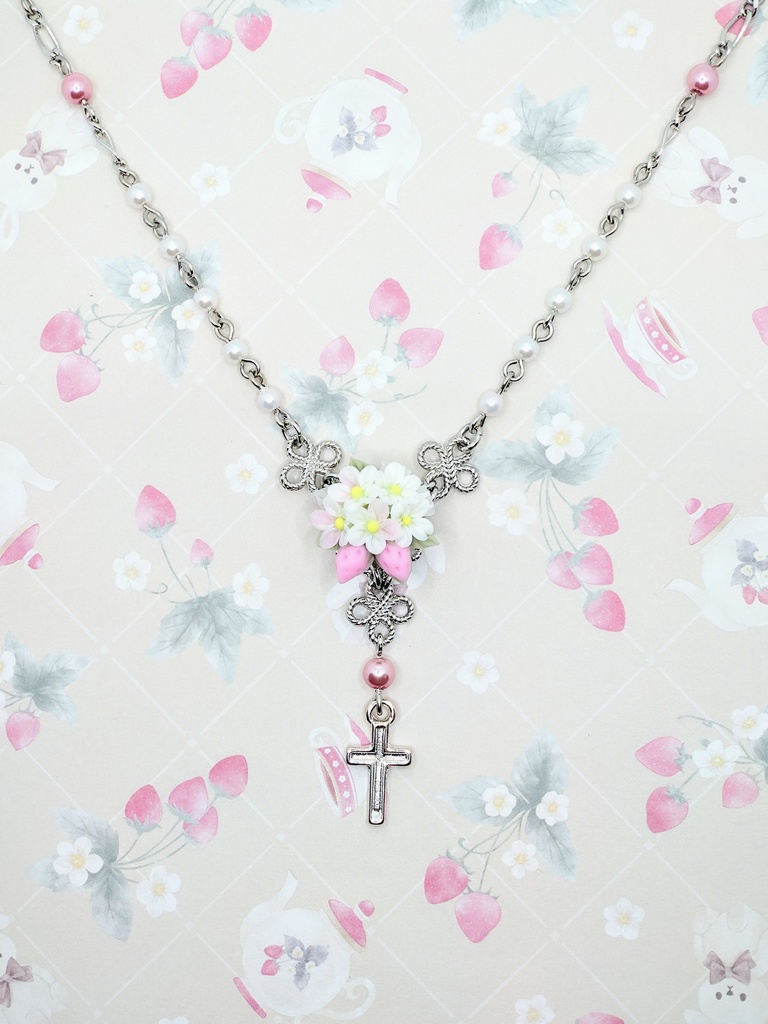 552 いちごミルク色の苺ブーケミニロザリオネックレス