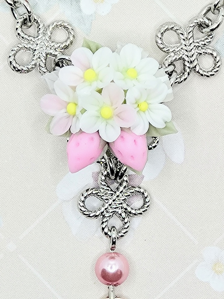552 いちごミルク色の苺ブーケミニロザリオネックレス