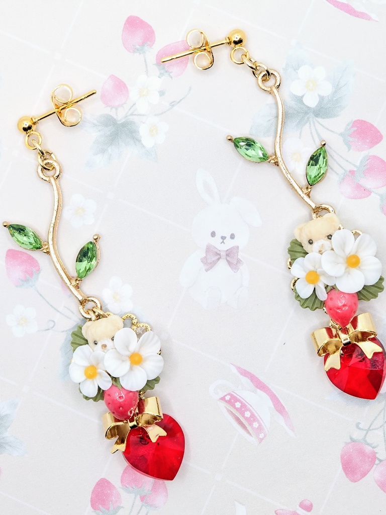 513 苺とちびくまちゃんブーケピアス