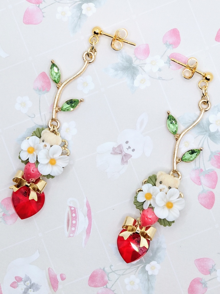 513 苺とちびくまちゃんブーケピアス
