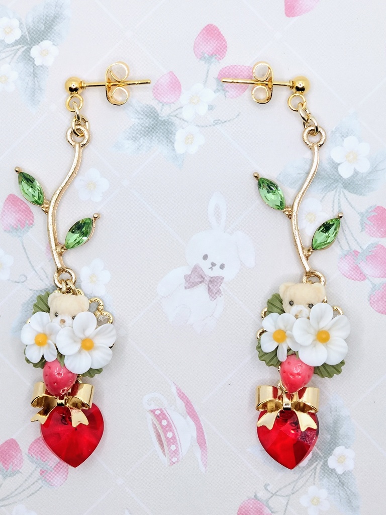 513 苺とちびくまちゃんブーケピアス