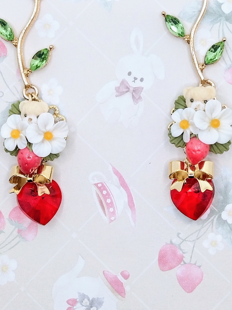 513 苺とちびくまちゃんブーケピアス