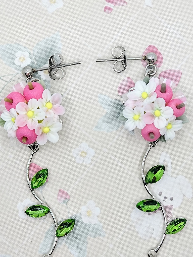 510 ピンクのリンゴブーケピアス