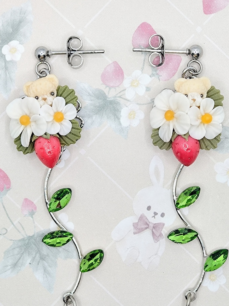 512 苺とちびくまちゃんブーケピアス