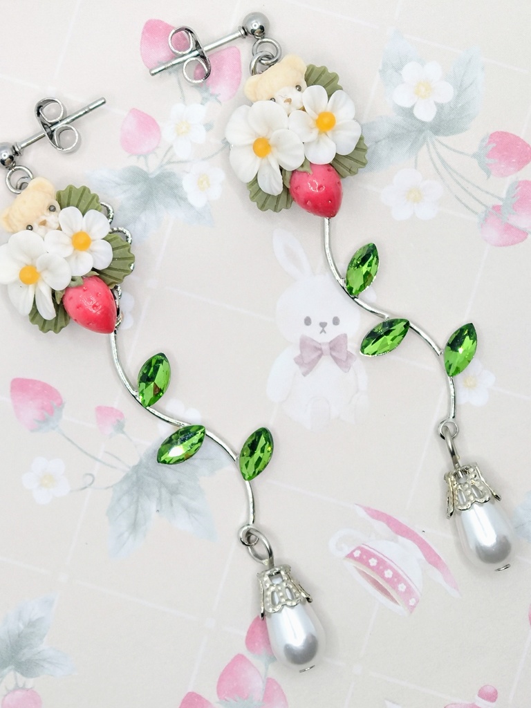 512 苺とちびくまちゃんブーケピアス