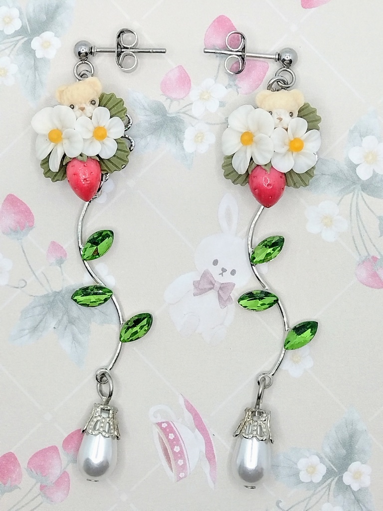 512 苺とちびくまちゃんブーケピアス