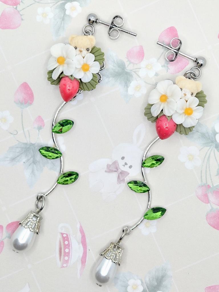 512 苺とちびくまちゃんブーケピアス