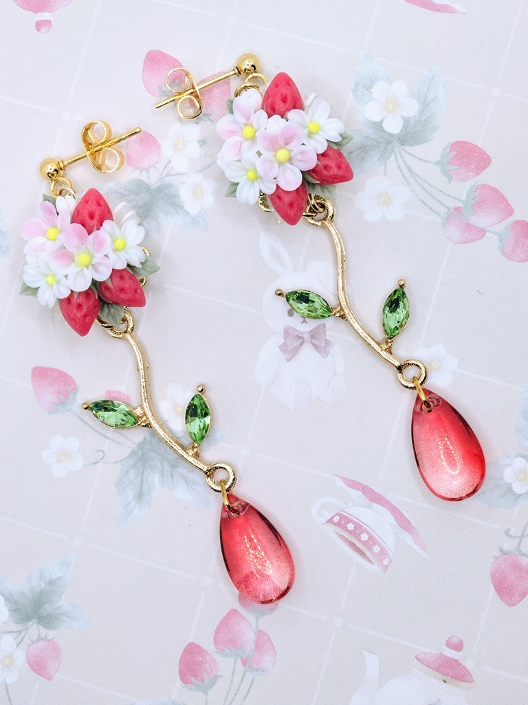 516 苺ブーケピアス