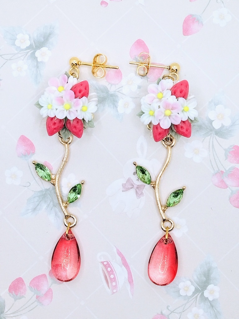 516 苺ブーケピアス